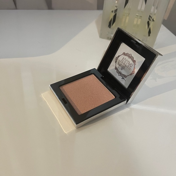 Pretty vulgar Shimmering Swan Powder Highlighter - Picture 3 of 3